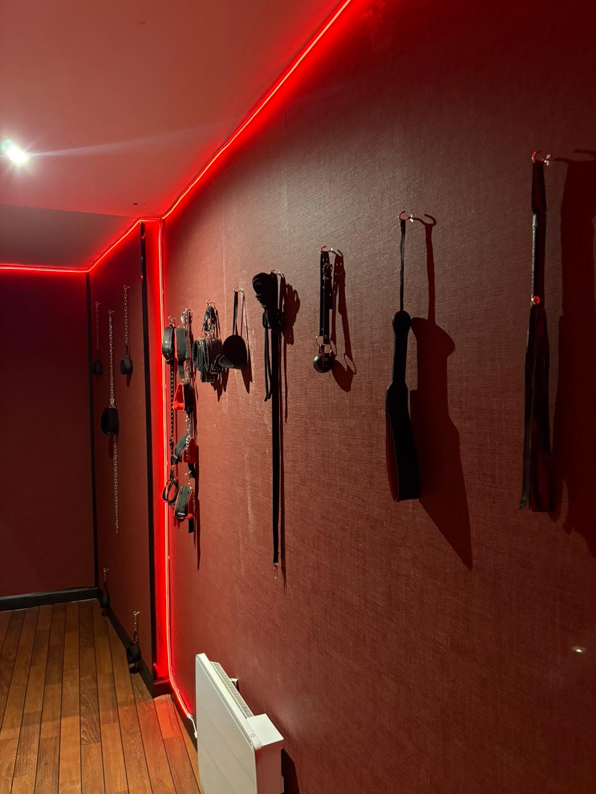 L'envers Suite M#01 Loveroom Metz - Ambiance lumière tamisée et atmosphère romantique