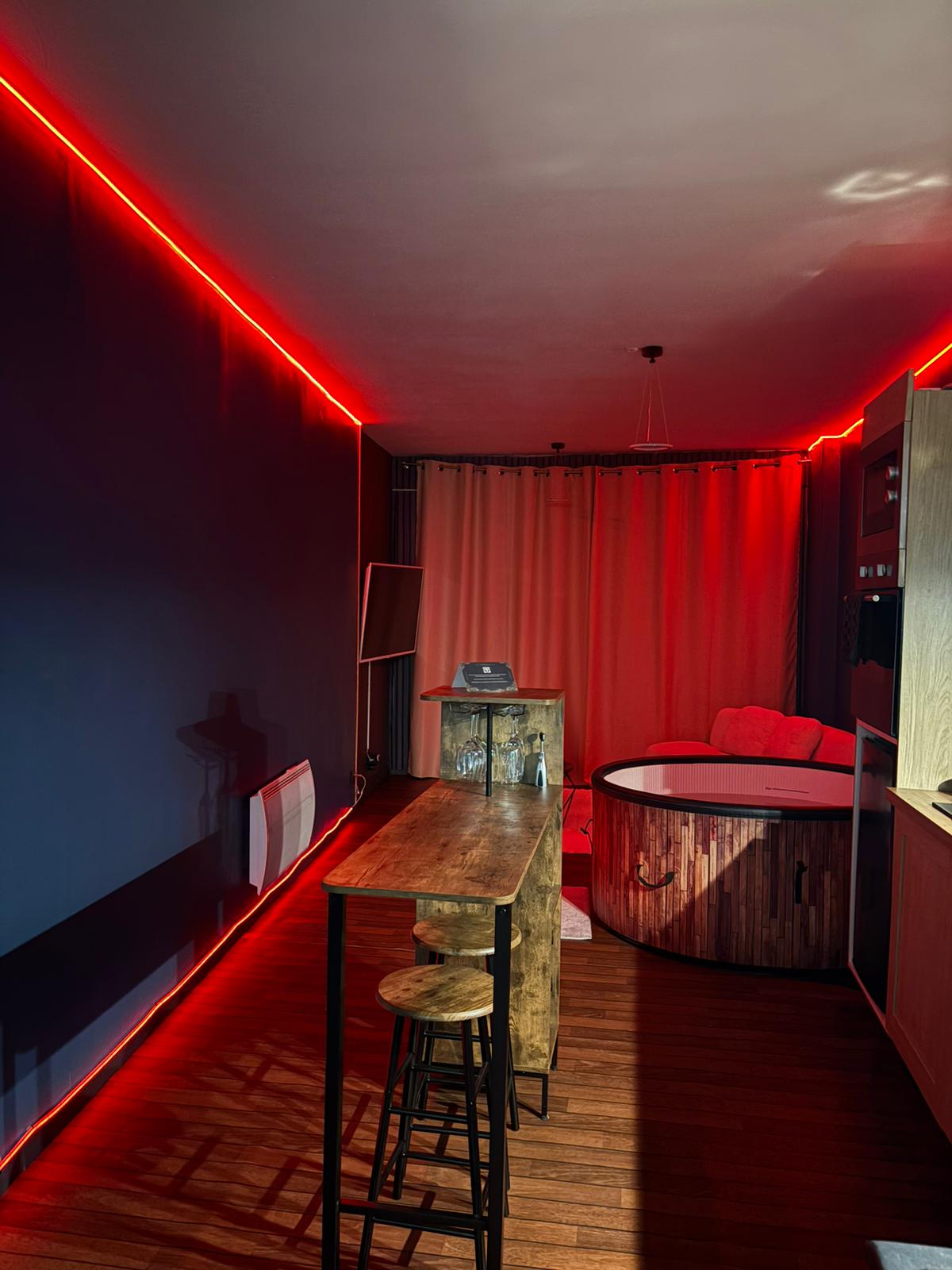 L'envers Suite M#01 Loveroom Metz - Détail décoration et accessoires de la chambre