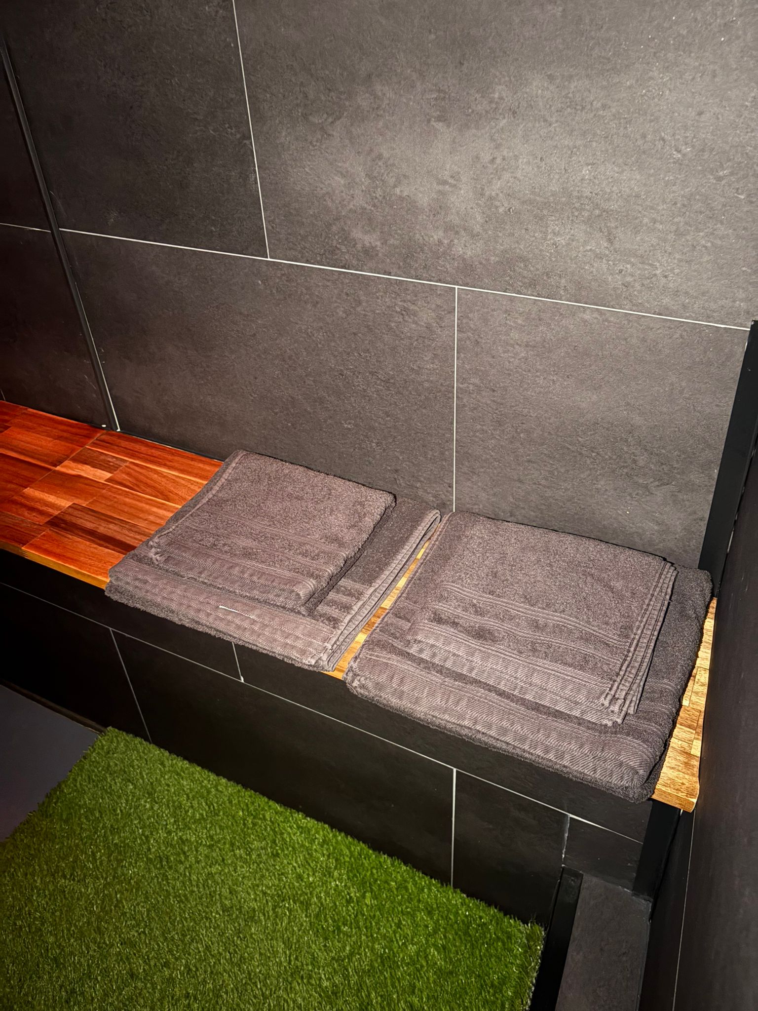 L'envers Suite M#01 Loveroom Metz - Espace bien-être avec spa jacuzzi à bulles