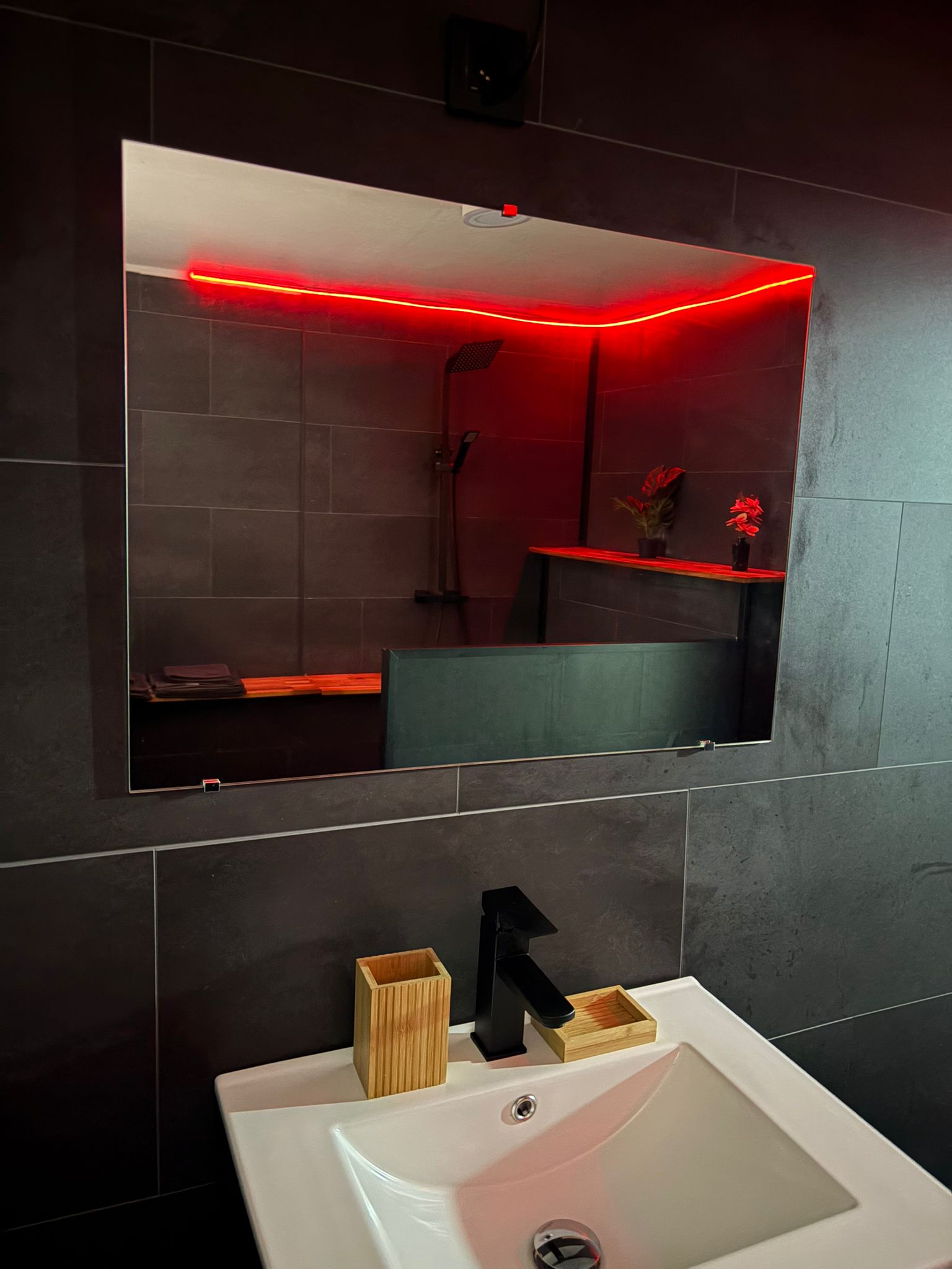 L'envers Suite M#01 Loveroom Metz - Espace séjour avec canapé et TV 4K