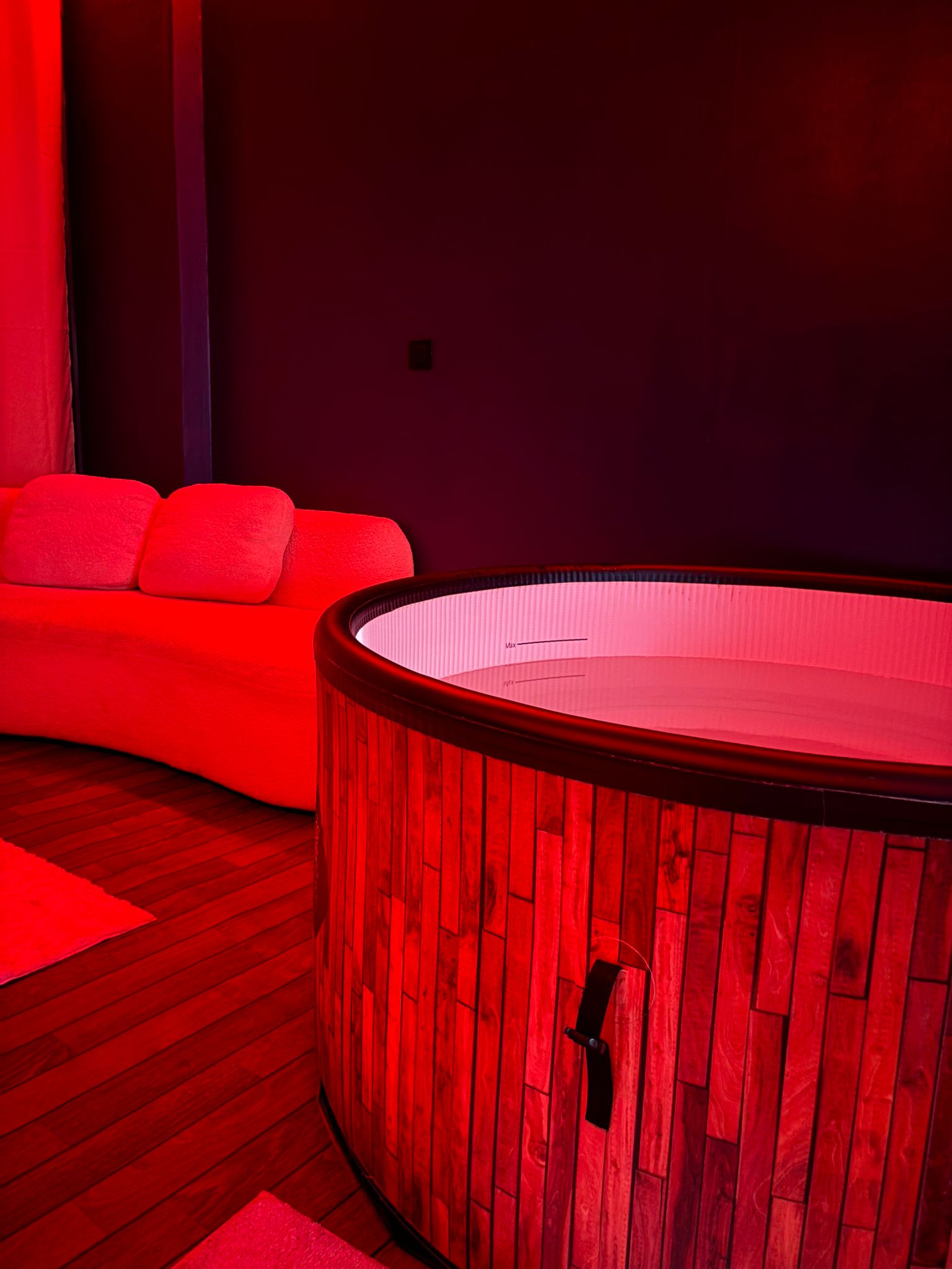 Espace détente avec jacuzzi privatif et éclairage romantique - Suite M#01 Metz