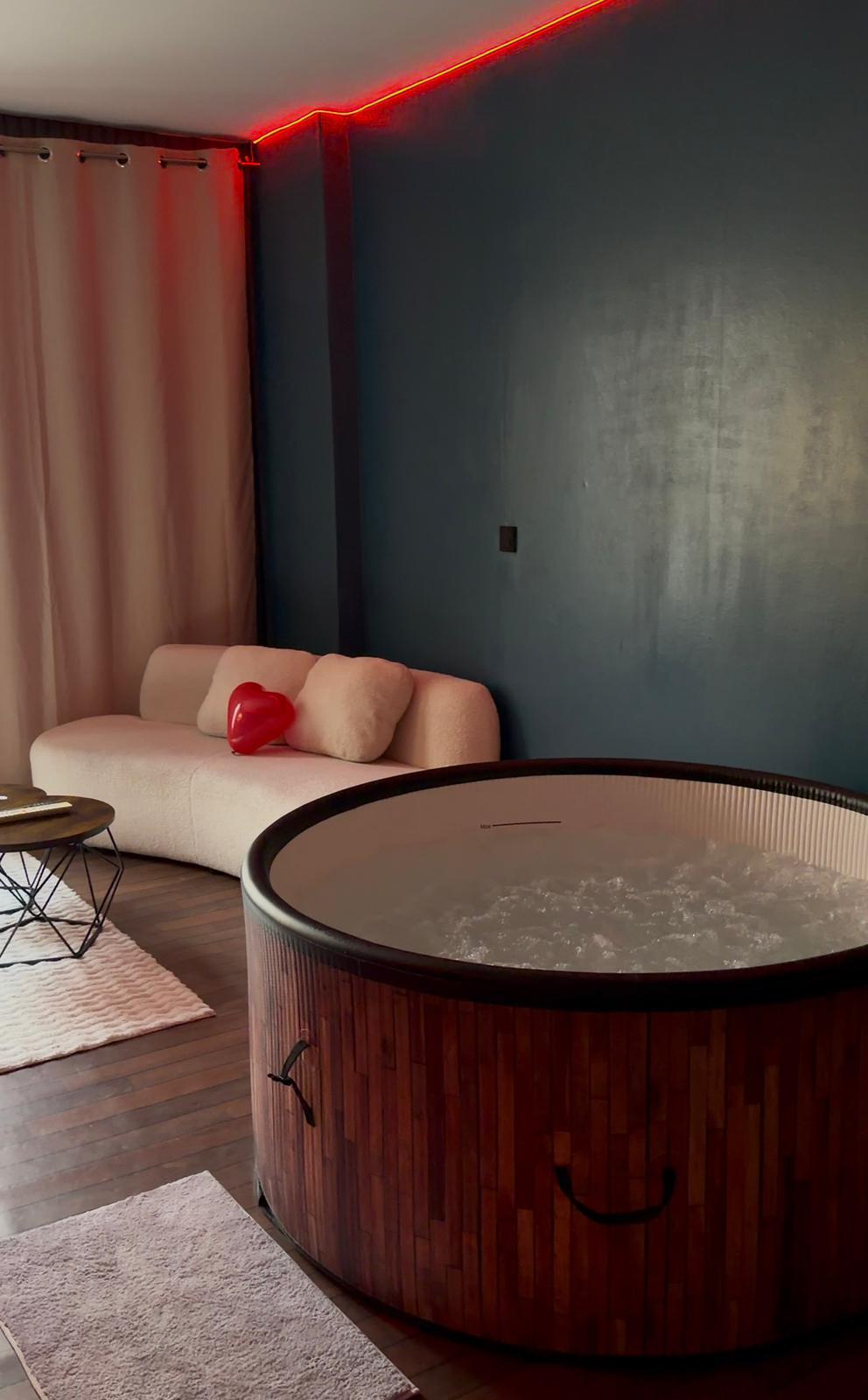 L'envers Suite M#01 Loveroom Metz - Lit King size et décoration soignée