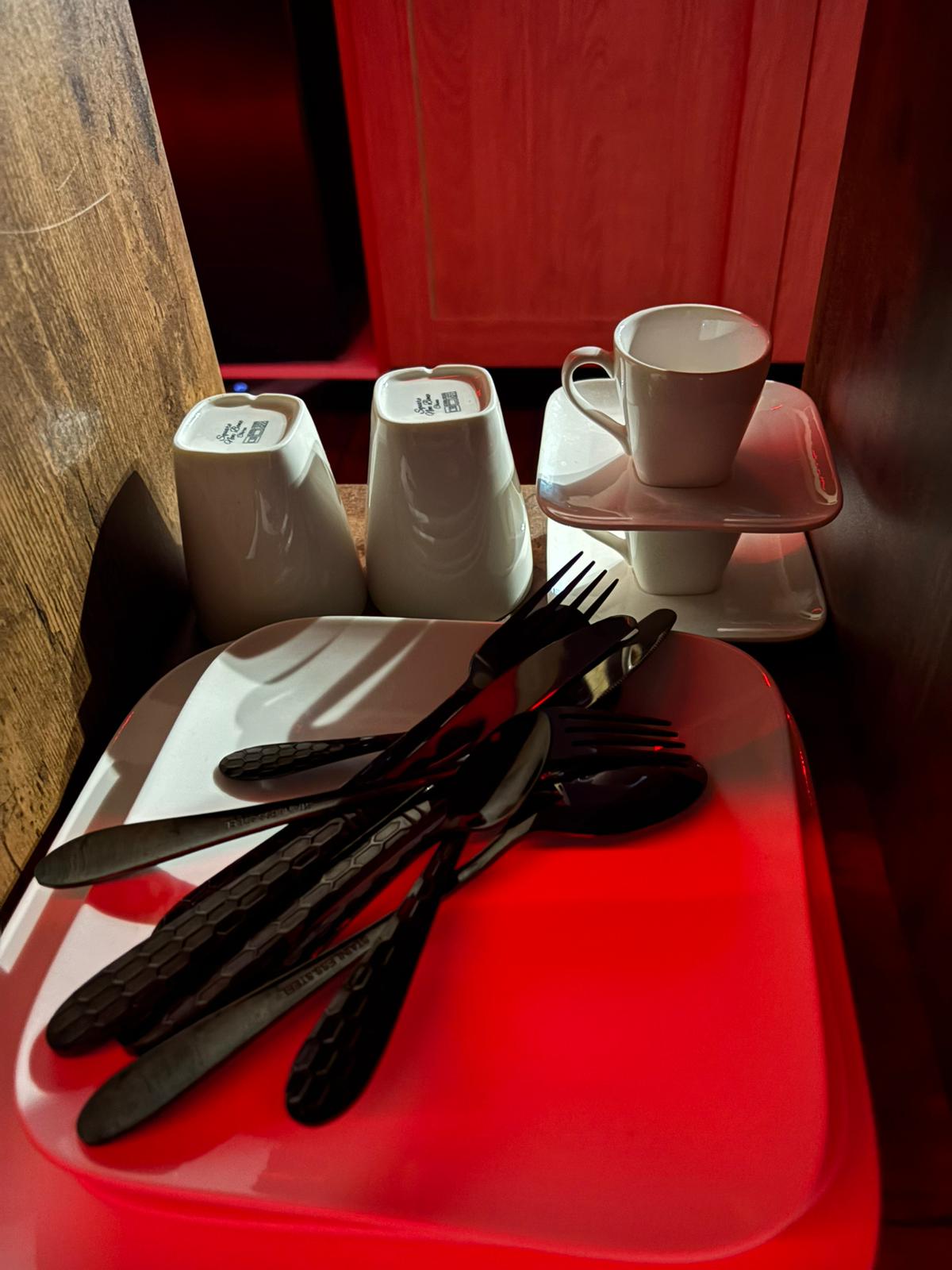 L'envers Suite M#01 Loveroom Metz - Cuisine équipée avec machine à café DolceGusto