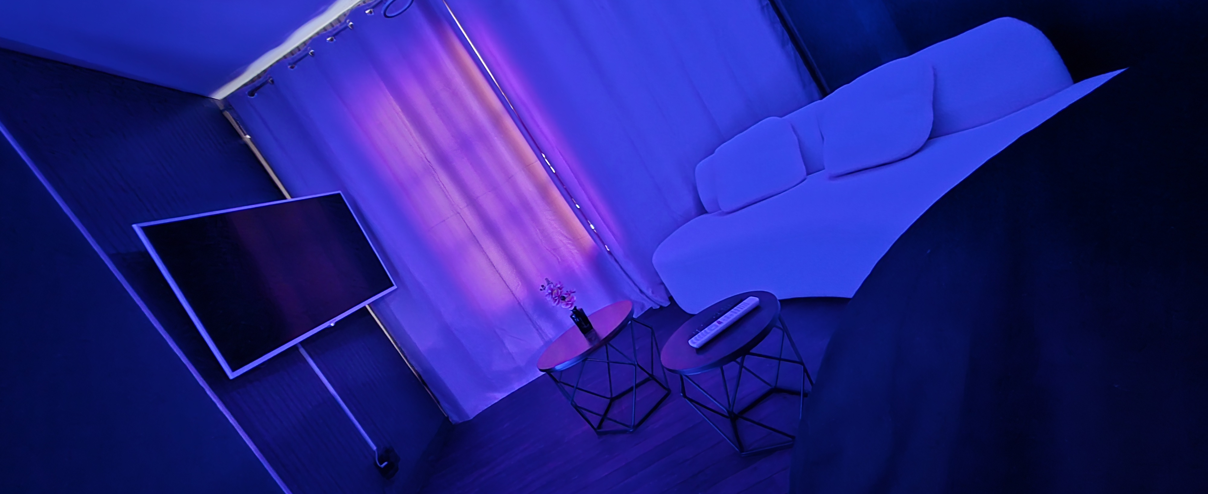 Suite M#01 - Espace s\u00e9jour avec canap\u00e9 et spa jacuzzi