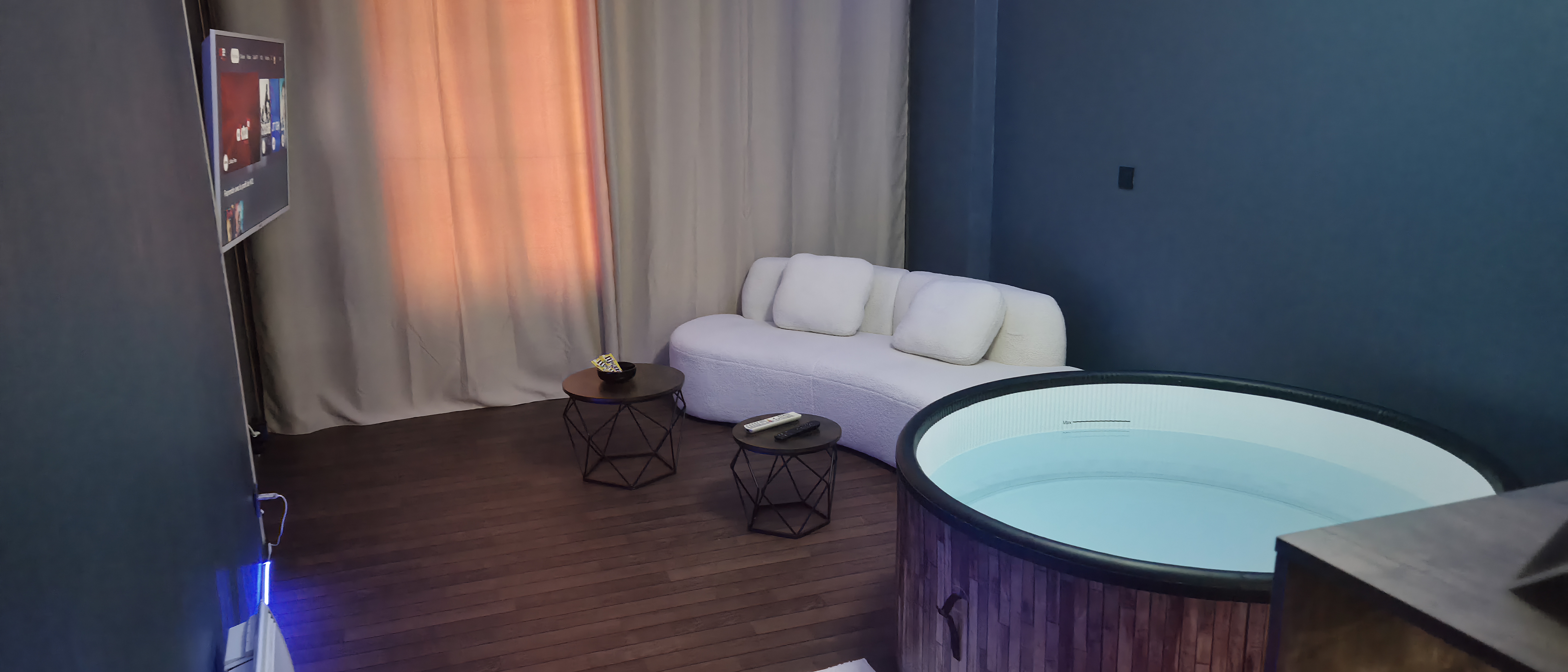 Suite M#01 - Canap\u00e9 confortable face au grand \u00e9cran TV